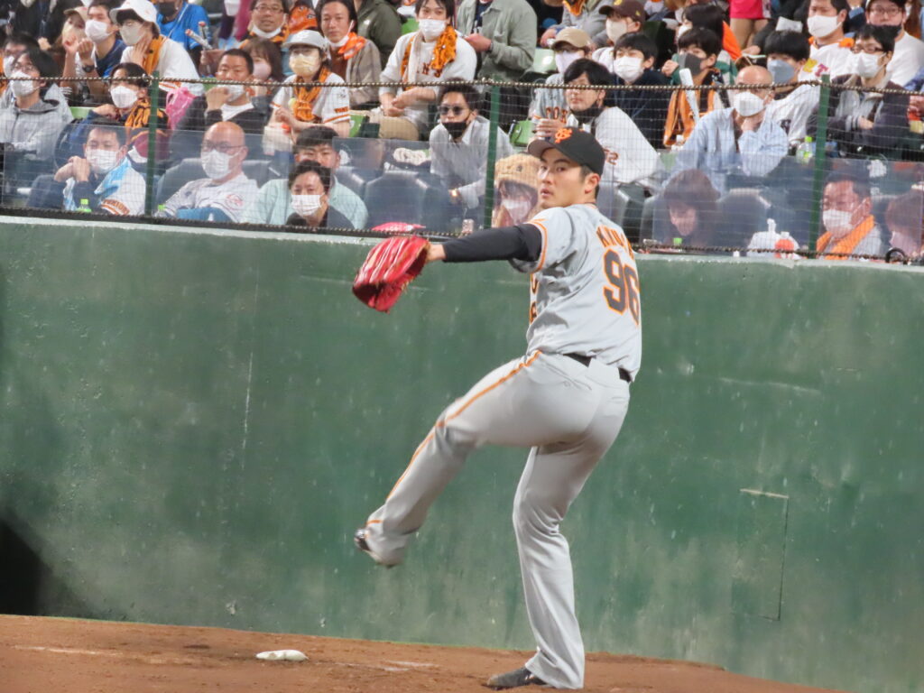 プロ野球読売ジャイアンツの菊地大稀選手のサイン付きカード